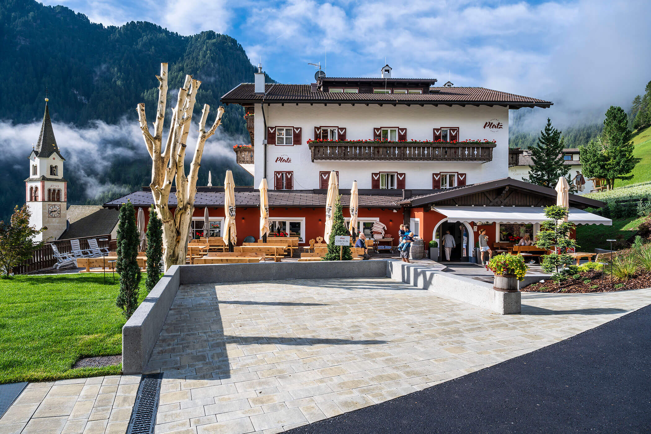 Das Hotel Platz von außen im Sommer
